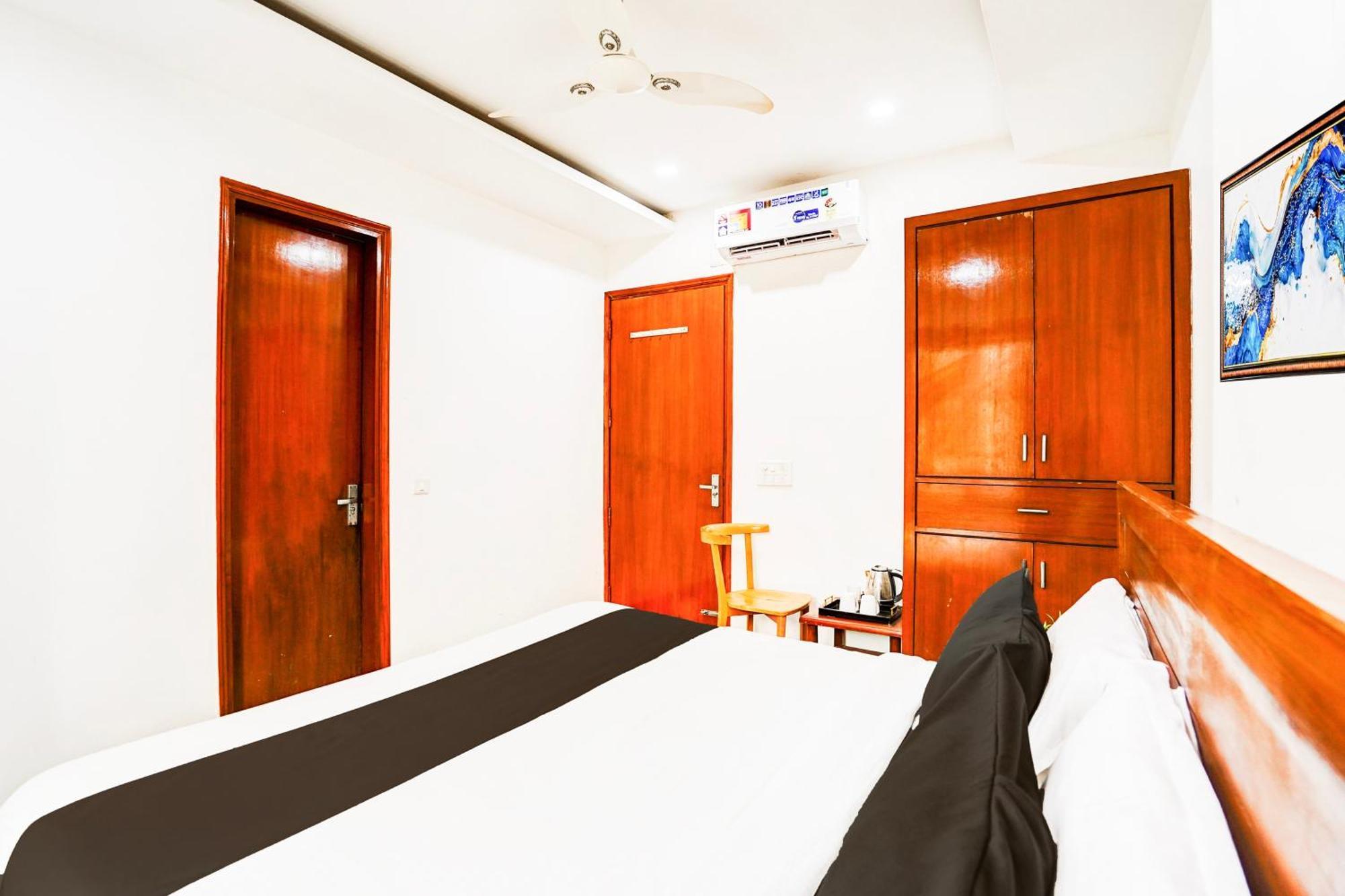 Super Collection O Sector 110 Noida Hotel Exterior photo